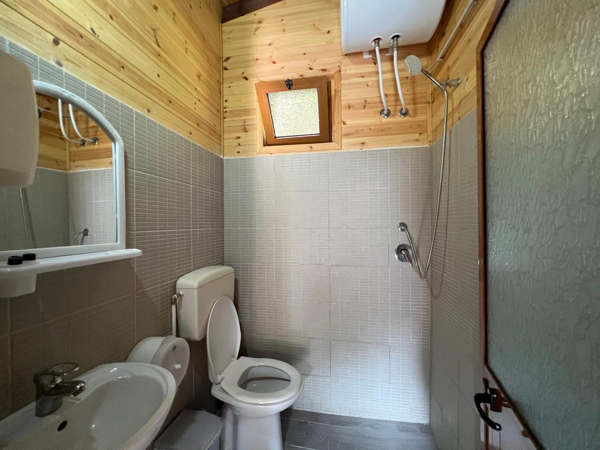 Bujtina Uji I Panjes, Log Cabins Dukat Exterior photo